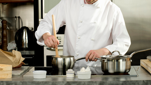 [alt=調理師が調理をしている様子。]
