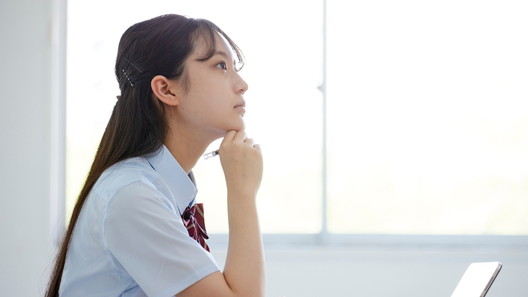 [alt=調理師免許を目指そうと検討している高校生のイメージ。]

