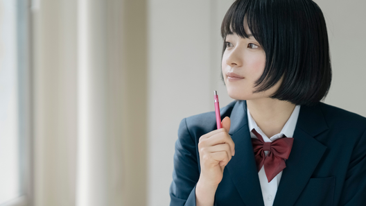 [alt=食に関わる仕事（栄養士や調理師）を進路として検討している高校生のイメージ。]

