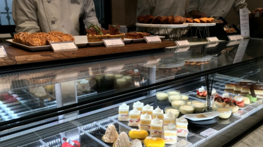 [alt=パティシエが働く洋菓子店（パティスリー）のイメージ。]
