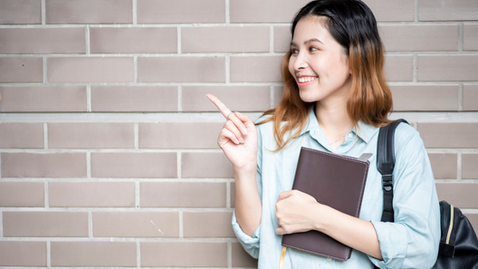 [alt=パティシエを目指し製菓衛生師の資格を検討する学生のイメージ。]
