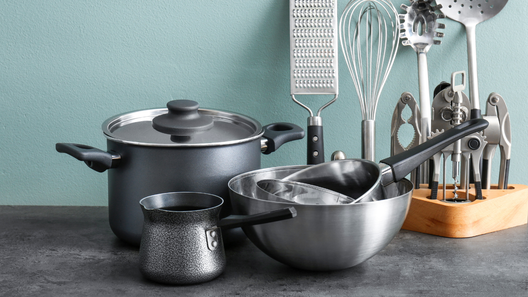 [alt=鍋やボウル、泡立て器などの調理器具の画像。]